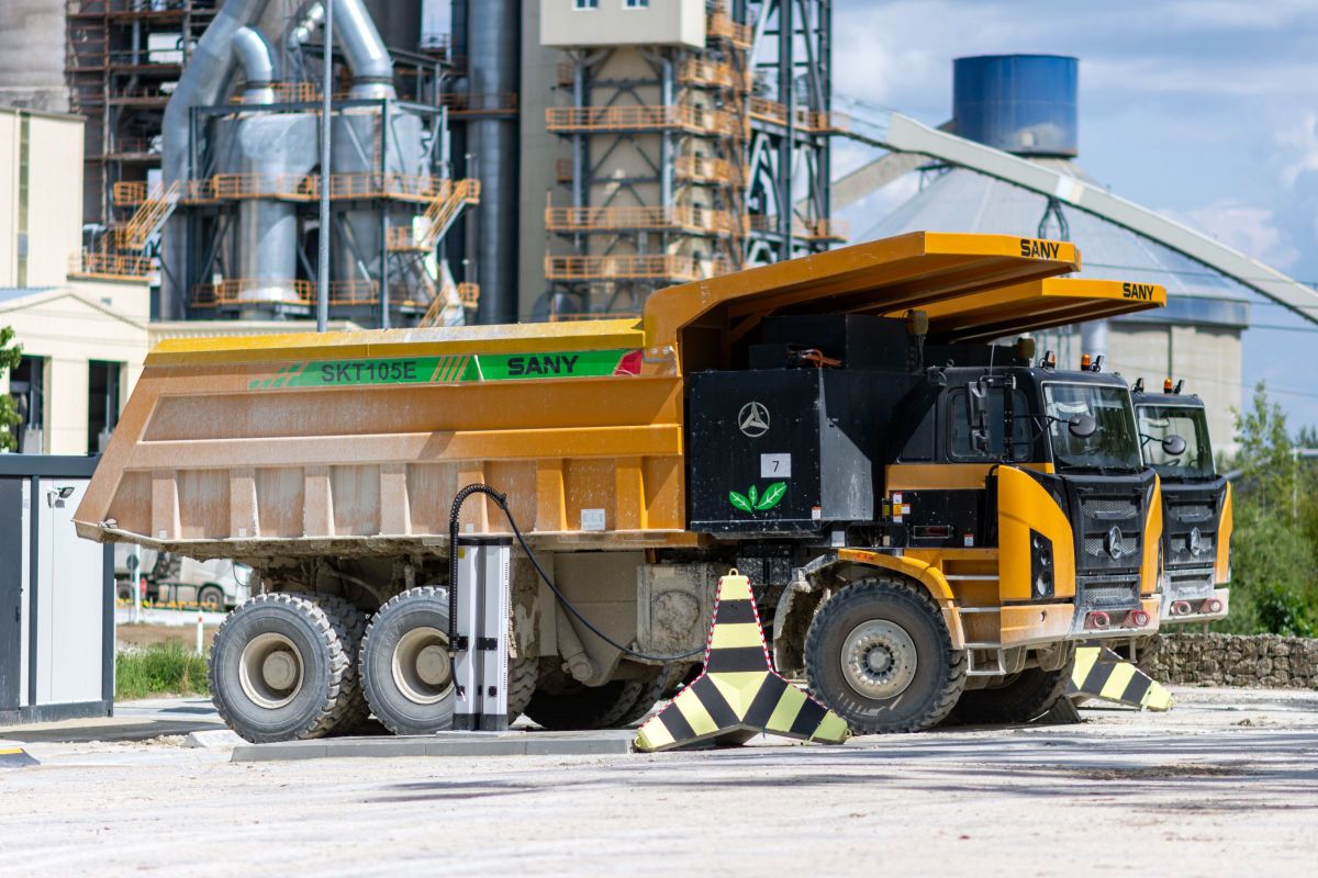 Holcim a GreenWay nadväzujú strategickú spoluprácu v oblasti elektrifikácie ťažkej priemyselnej techniky
