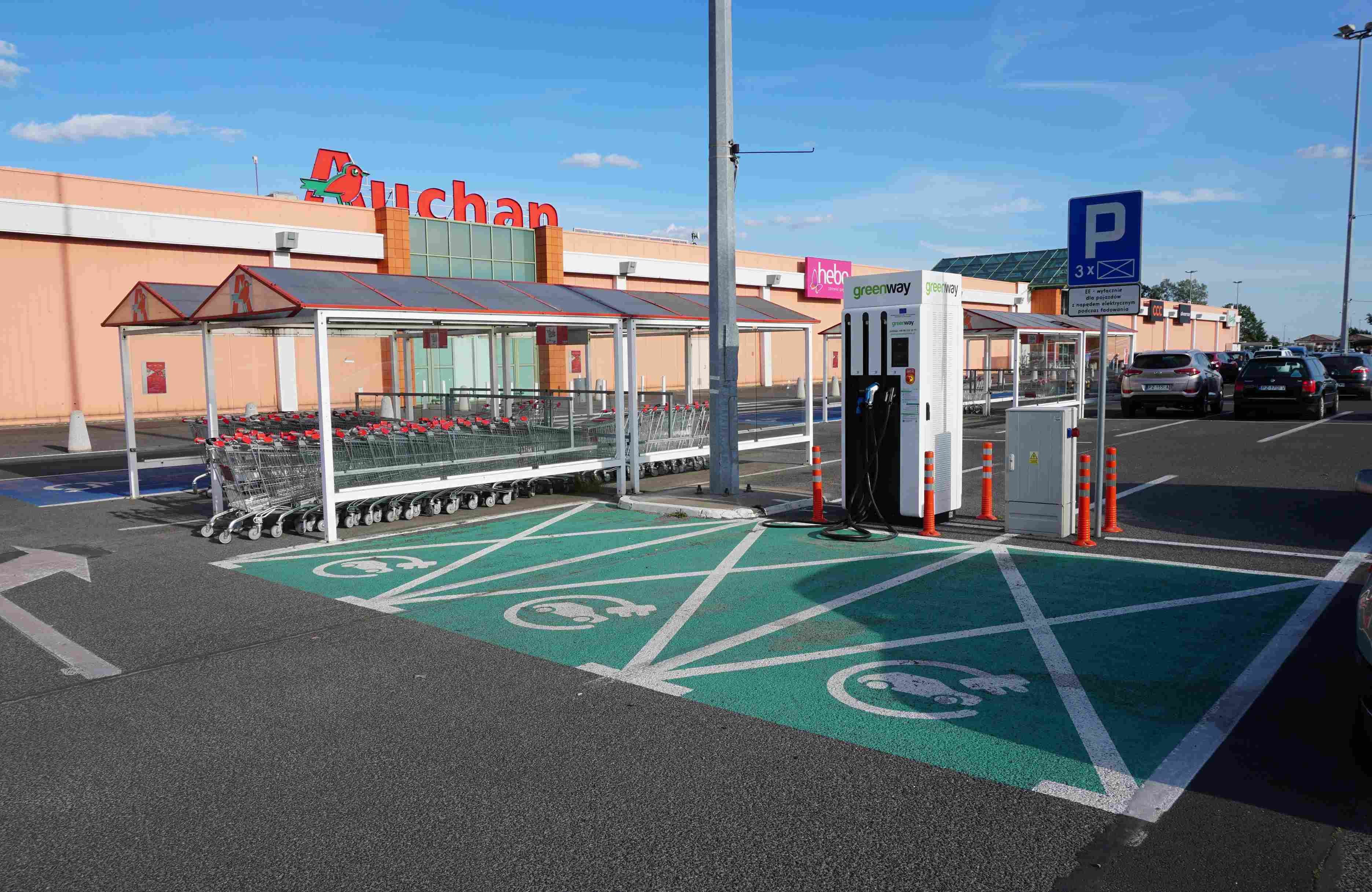 Centra Handlowe Auchan z szybkimi ładowarkami GreenWay dla klientów z samochodami elektrycznymi